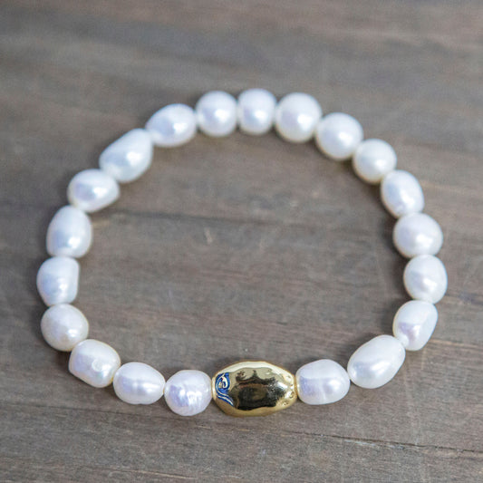 Pearl bracelet with gold charm